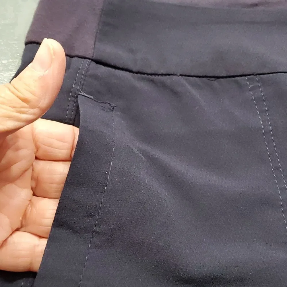 Navy blue shorts, by Brisas. Size small. Pockets. Good used condition.‎